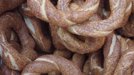 una pila de simit turco
