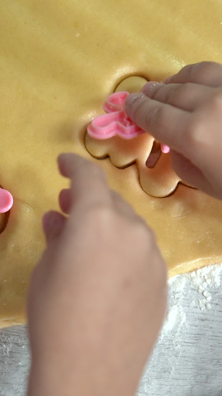 Cortando massa de biscoito