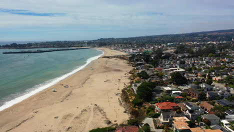 Vista-Aérea-Con-Vistas-A-Una-Playa-Tranquila-En-La-Nublada-Santa-Cruz,-California,-Estados-Unidos