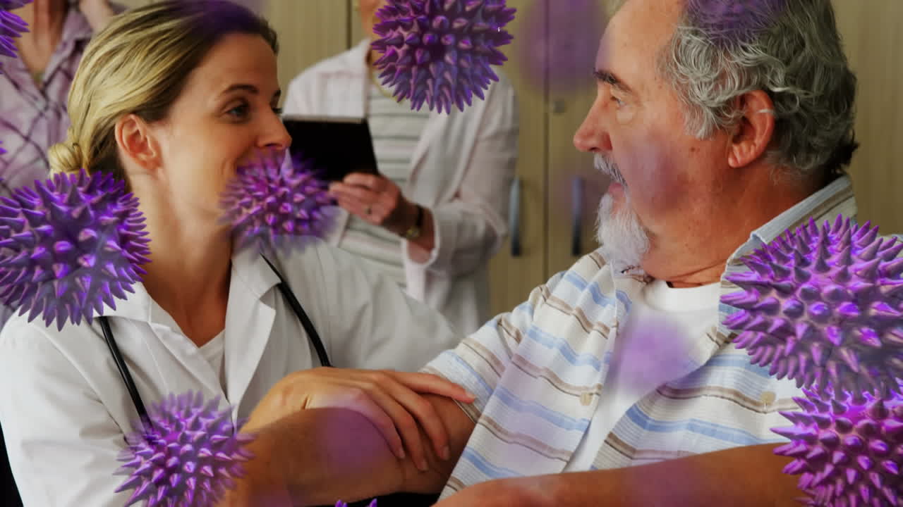 animación de células de coronavirus covid-19 que se propagan sobre una mujer caucásica mayor y un trabajador médico