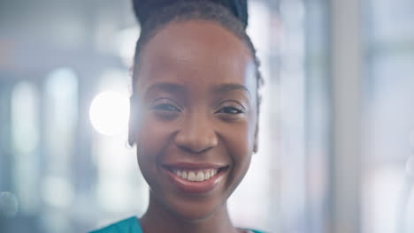 Médico,-Enfermera-Y-Sonrisa-Con-Cara-De-Mujer-Negra