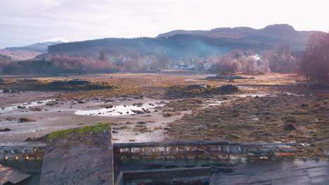 Toma-De-Revelación-Aérea-Cinematográfica-De-Botes-Naufragados-En-La-Orilla-En-Mull,-Escocia