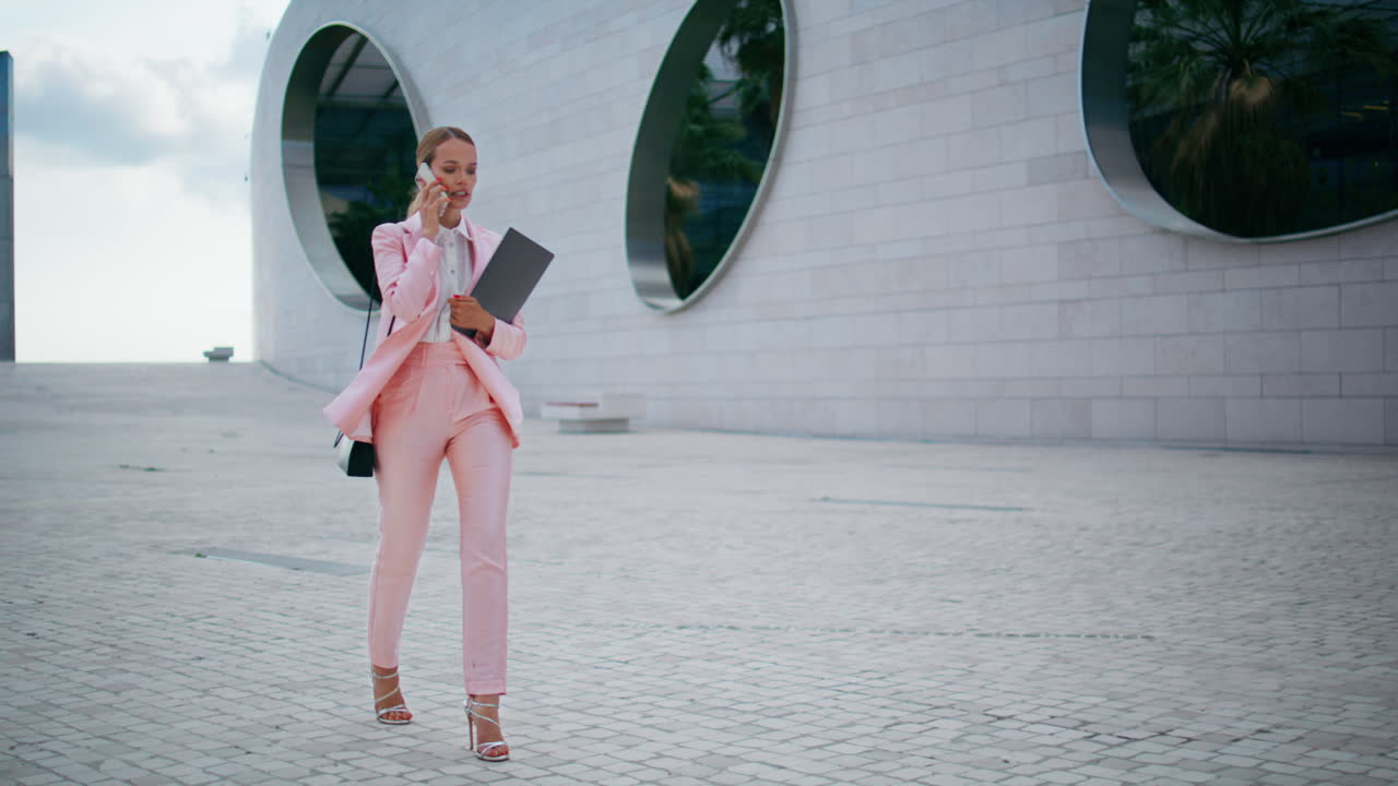 우아한 매니저가 드폰으로 얘기하고 는 도시 지역. 여성 직장 전화