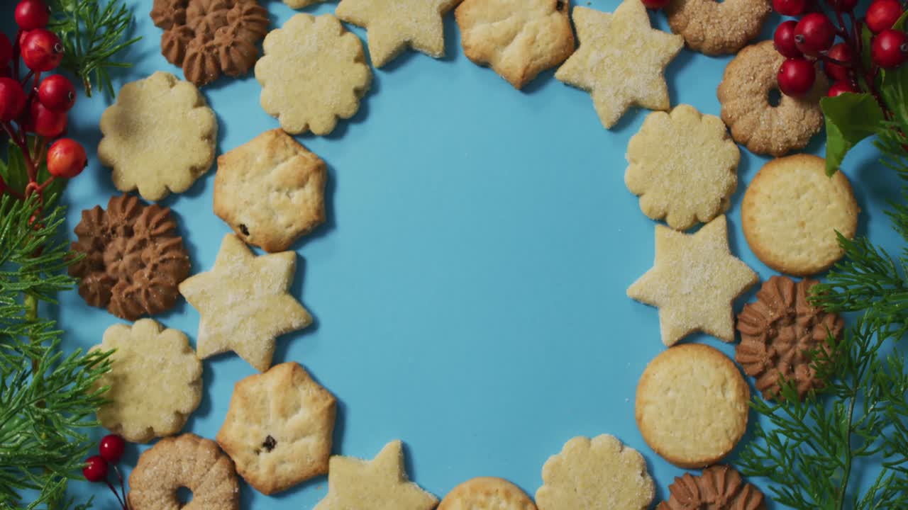 Weihnachtsdekorationen mit Plätzchen und Textfreiraum auf blauem Hintergrund