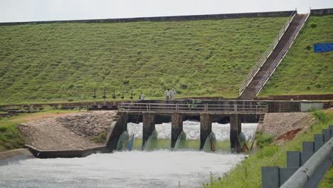 Agua-Que-Fluye-De-Una-Presa-En-La-Presa-O-Embalse-De-Harsi-En-Gwalior