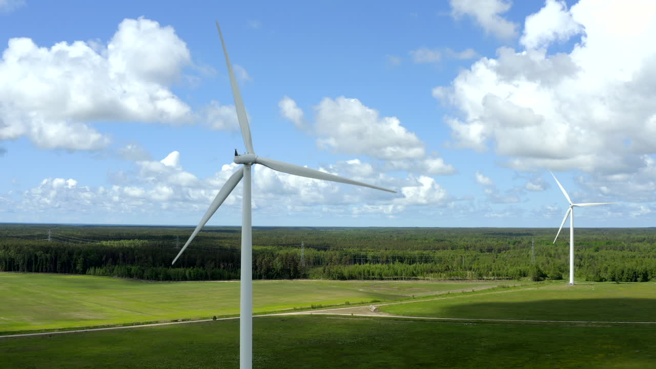 статический выстрел ветряной турбины со спины на синем небе