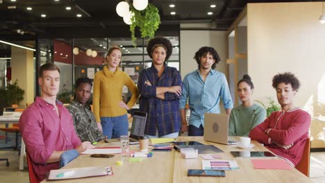 retrato de personas de negocios diversas y felices mirando a la cámara en la oficina