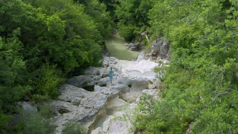 turista femminile che cammina sulla roccia al fiume mirna a kotli, istria, croazia