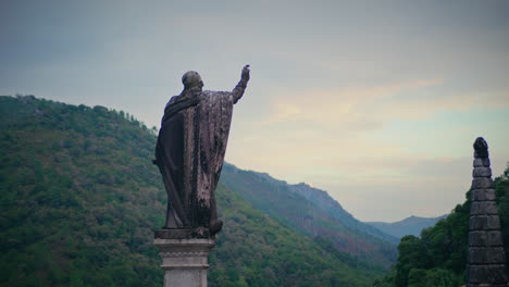 santuario de nuestra senhora da peneda estatua vista desde la parte superior medio disparo cámara lenta