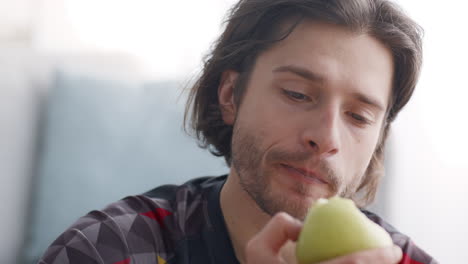 hombre comiendo una pera