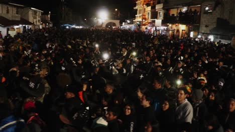 Menschen-Tanzen-Sonnenaufgang-In-Ecuador