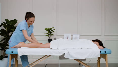 Physiotherapeut-Gibt-Eine-Massage