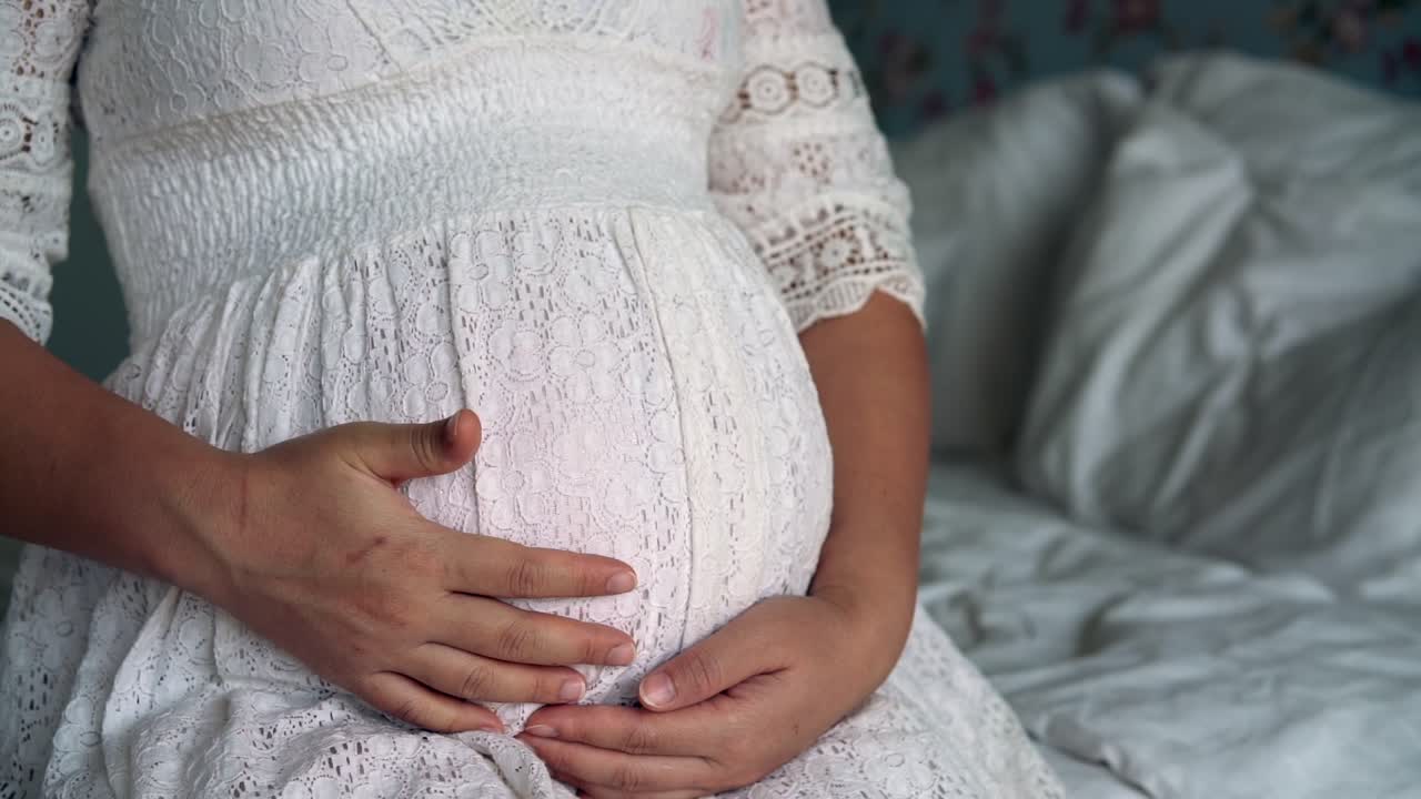 mujer embarazada feliz y esperando un bebé en casa.
