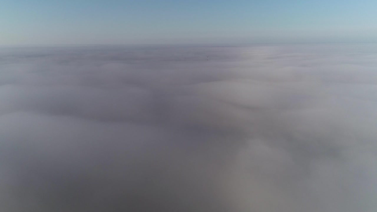 vuelo sobre las nubes en la hora dorada de la mañana
