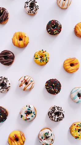 mini rosquillas coloridas sobre un fondo blanco