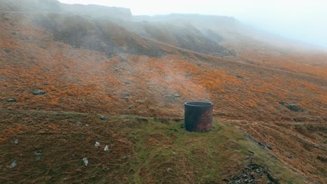 Standedge-Tunnel-Lüftungskamin-Hoch-Auf-Den-Pennines-Rauchend,-Während-Ein-Eisenbahnzug-Durch-Den-Tunnel-Zwischen-Marsden-Yorkshire-Und-Lancashire-Fährt