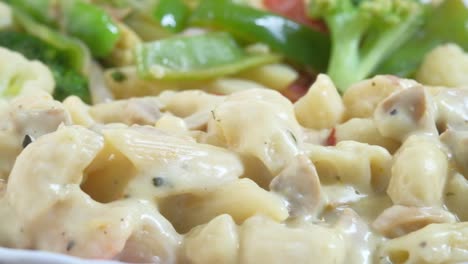 pasta cremosa con verduras