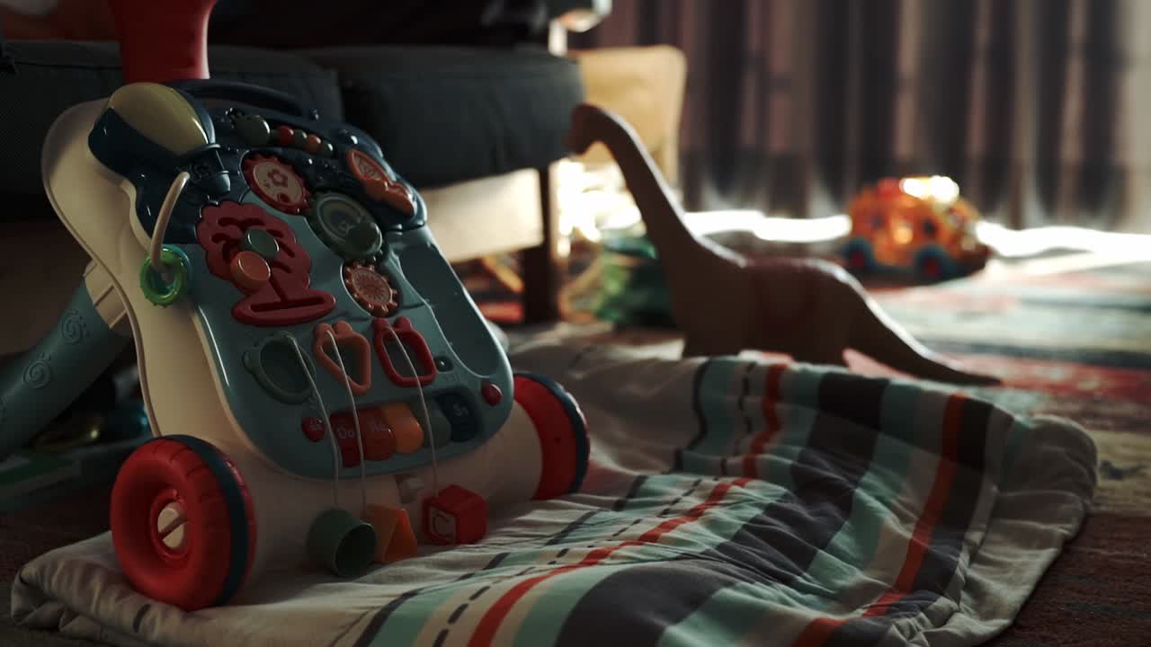 어린이 장난감이 있는 일몰 거실