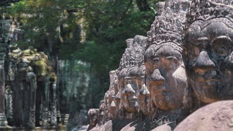 Reihe-Antiker-Statuen-Auf-Dem-Weg-Nach-Angkor-Wat