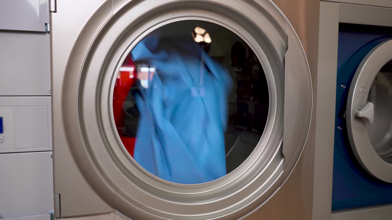 산업용 건조기: 옷 건조기의 근접 작업