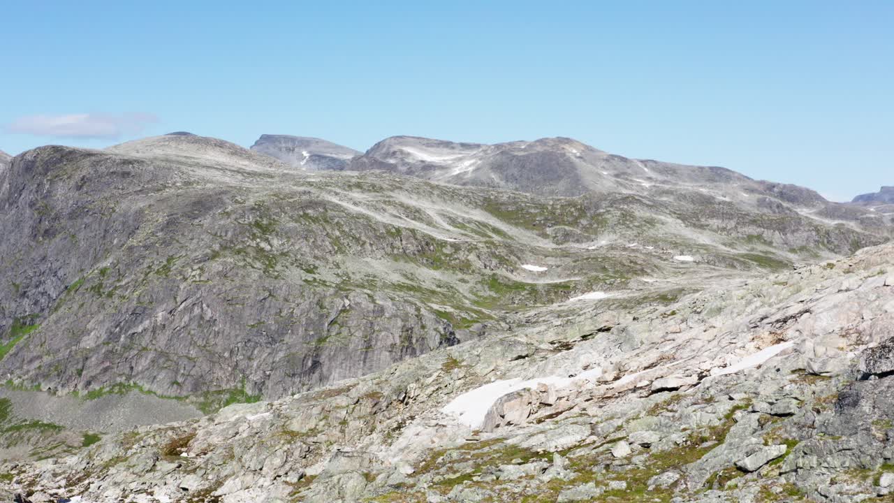 volando sobre la montaña de katthammaren en molde, noruega en un clima soleado