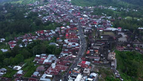 vista aérea sobre el pueblo de kintamani junto al monte batur en bali, indonesia - disparo de avión no tripulado