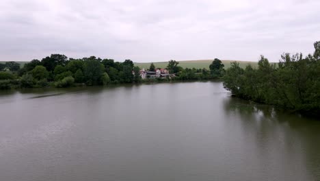 Posada-Trei-Iazuri,-Condado-De-Iasi,-Rumania---La-Posada-Situada-En-El-Borde-De-Uno-De-Los-Tres-Estanques---Drone-Volando-Hacia-Adelante