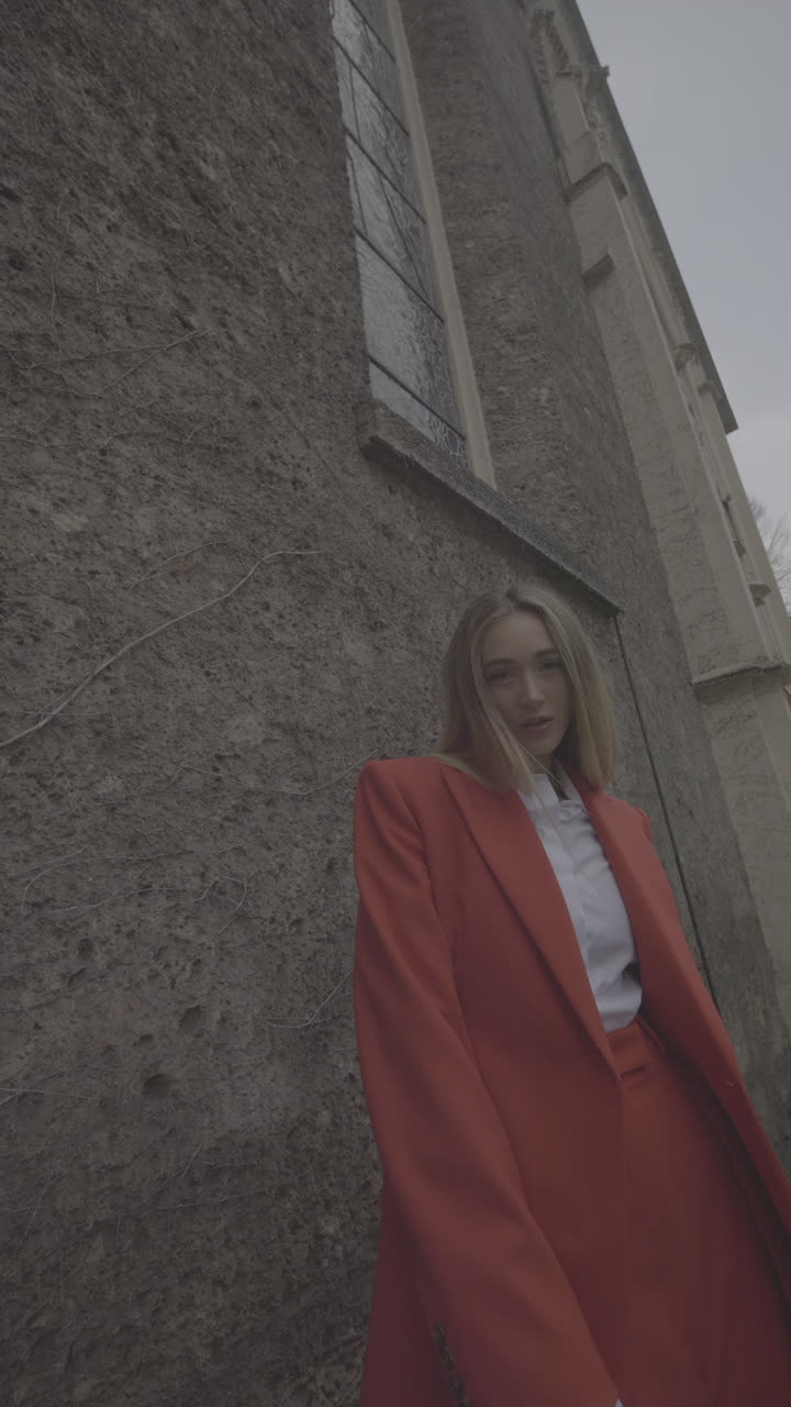 Donna elegante in tailleur rosso