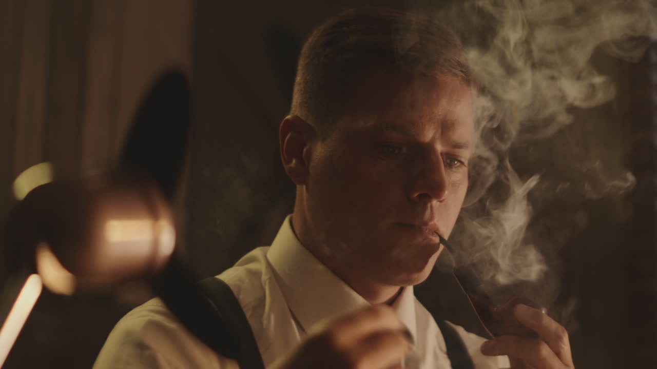 un caballero antiguo fumando una pipa.