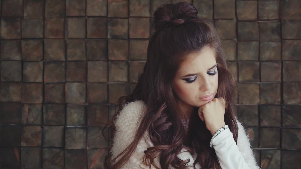 retrato de una mujer con el cabello largo