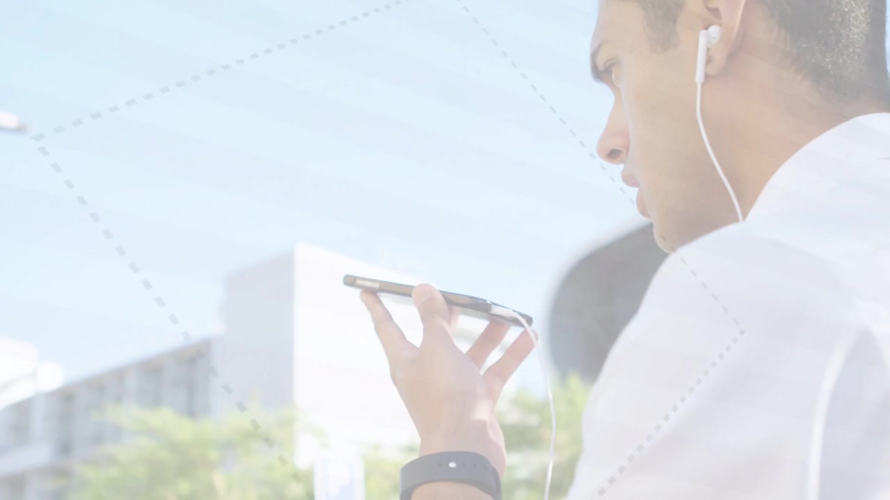 Uomo che alza il telefono e parla negli auricolari, registrando una nota vocale con una forma d'onda animata per la tecnologia.