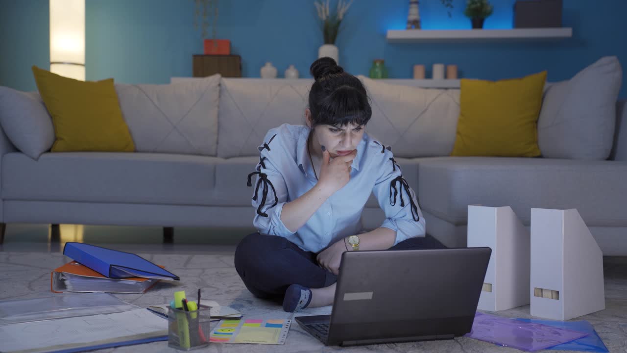 mujer trabajadora de oficina en casa leyendo malas noticias y sintiéndose frustrada.