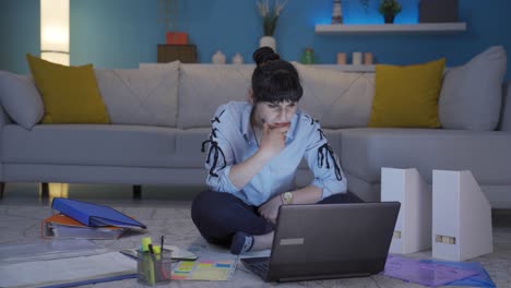 mujer trabajadora de oficina en casa leyendo malas noticias y sintiéndose frustrada.