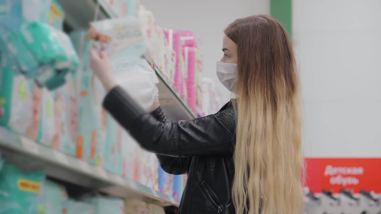 mujer comprando pañales para bebés en un supermercado