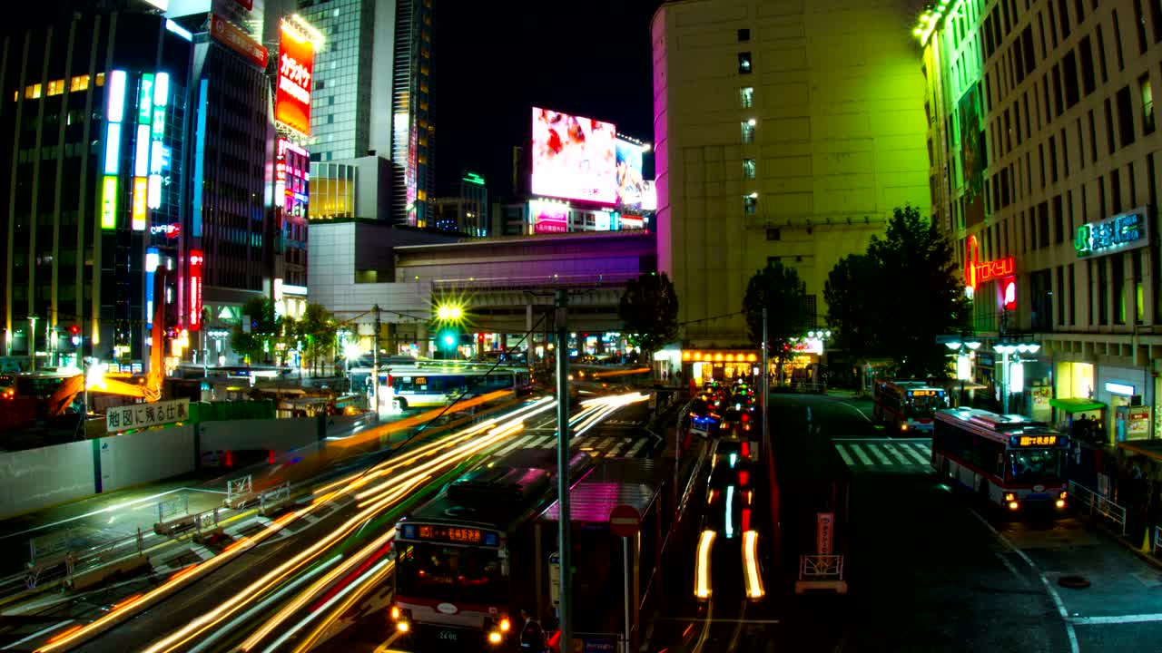 lapso nocturno 4k en el autobús de shibuya angulo rotativo bajo obturador lento zoom en