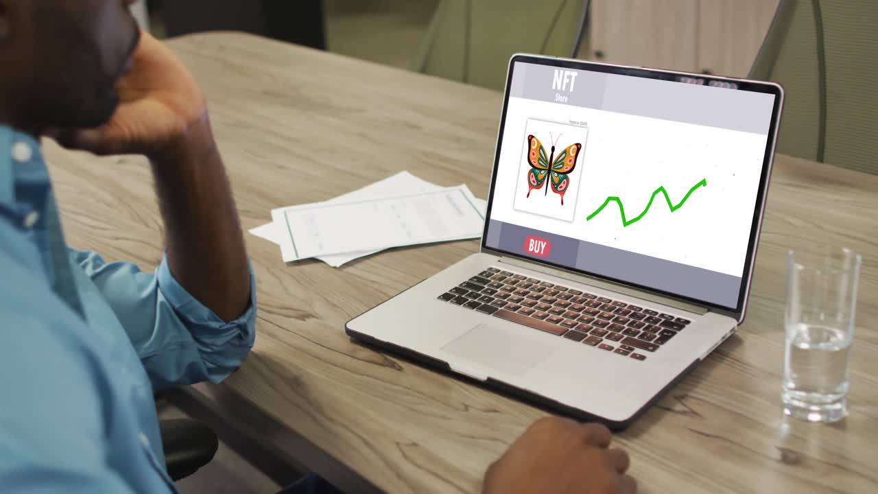 hombre de negocios afroamericano usando una computadora portátil para llamadas de video con procesamiento de datos