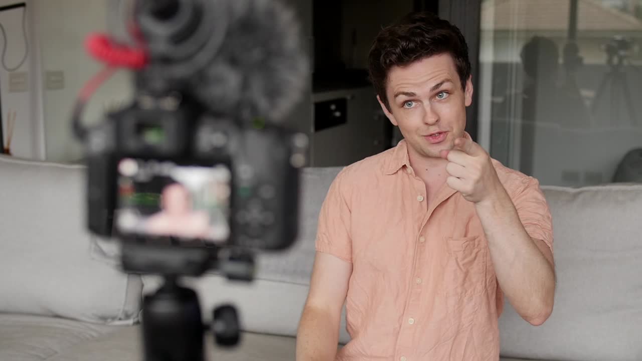 vlogger enérgico hablando con la cámara para las redes sociales - concéntrese en la persona