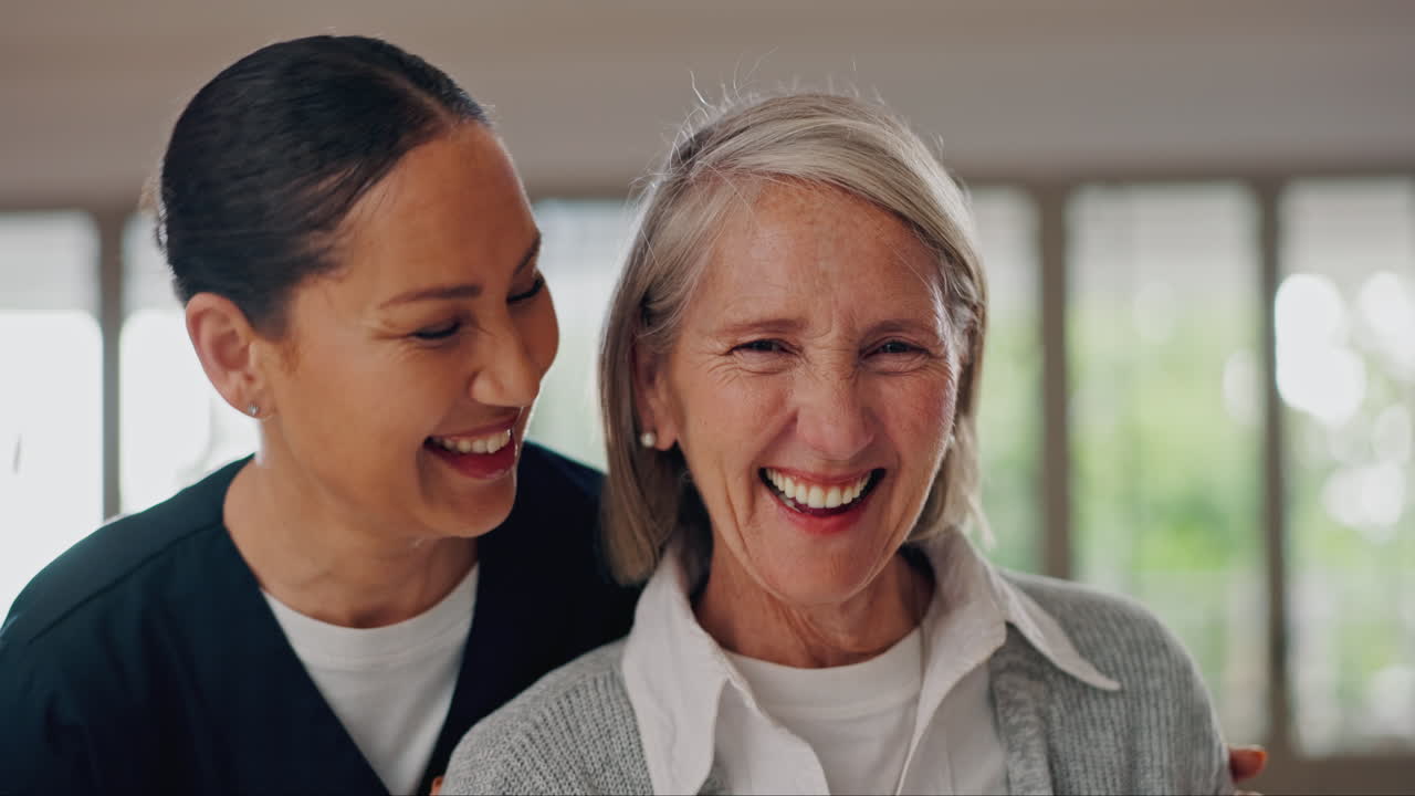 노인 여성, 얼굴과 보살자 웃음