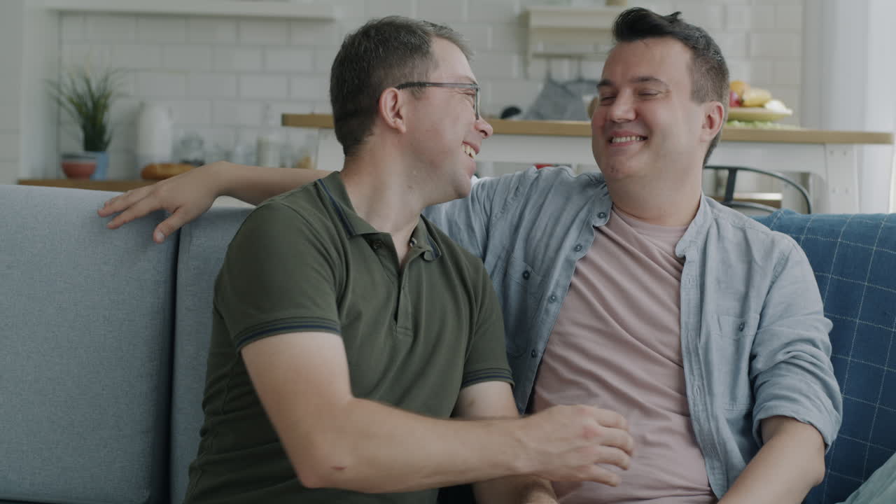 집에서 행복한 커플