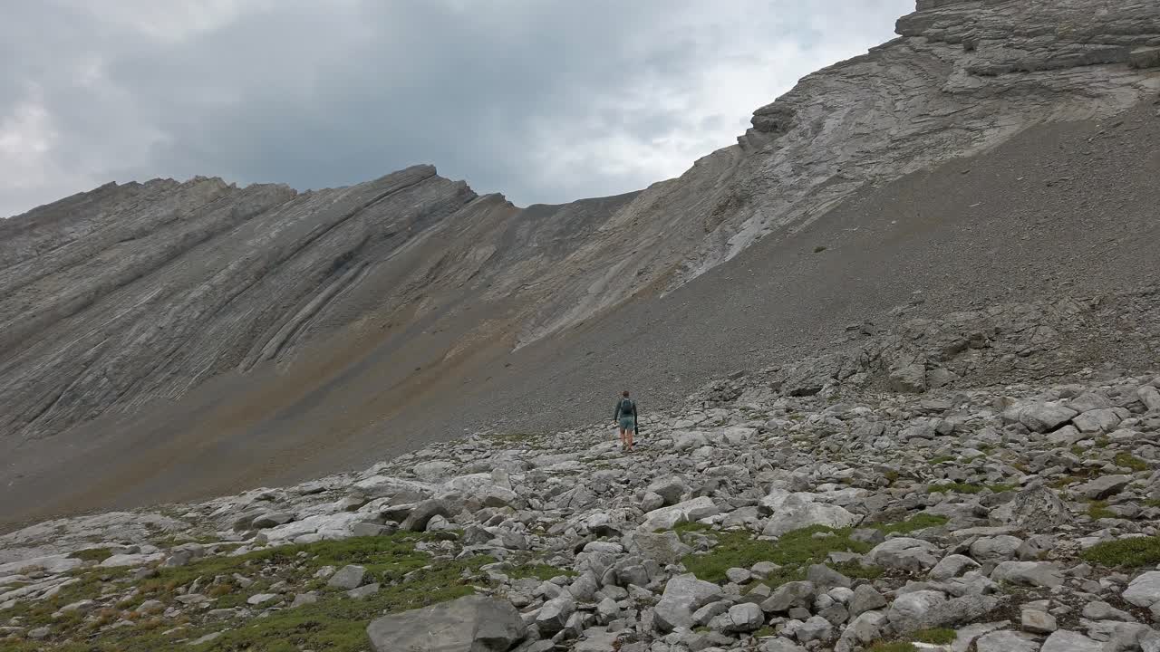 caminante caminando a través del anfiteatro de montaña siguió rockies kananaskis alberta canada