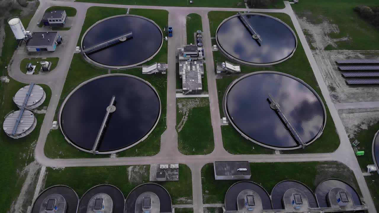 vista aérea de la planta de filtración de agua en zwijndrecht, holanda del sur, países bajos - toma estática de drones