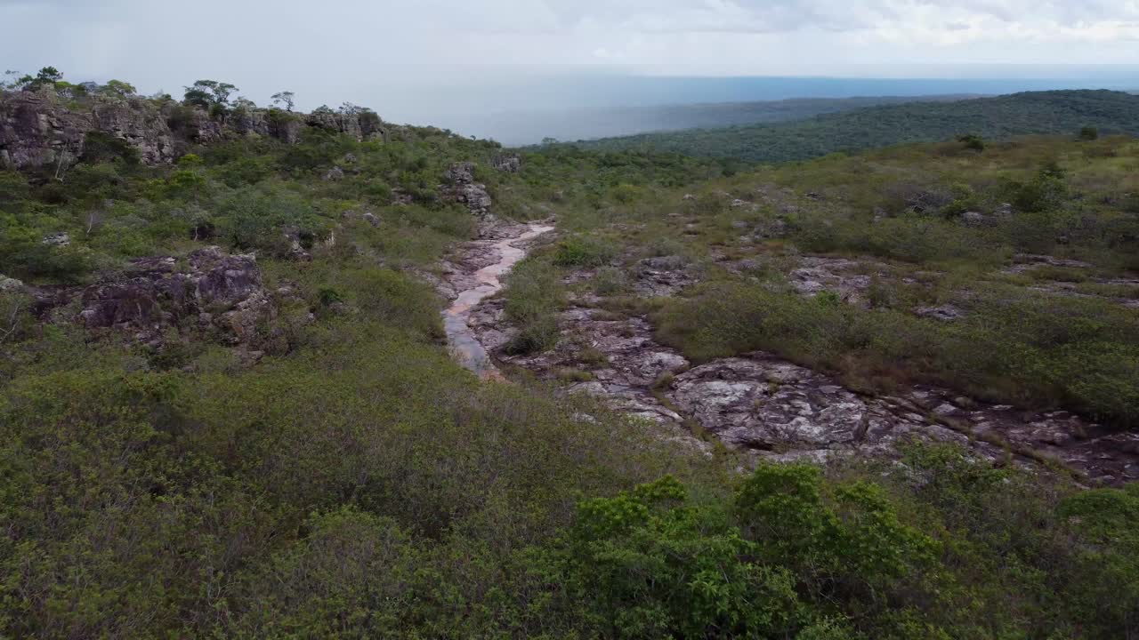 drenajes de ríos poco profundos escarpa rocosa de piedra caliza remota, aérea