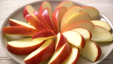 rodaja de manzana roja fresca en el plato