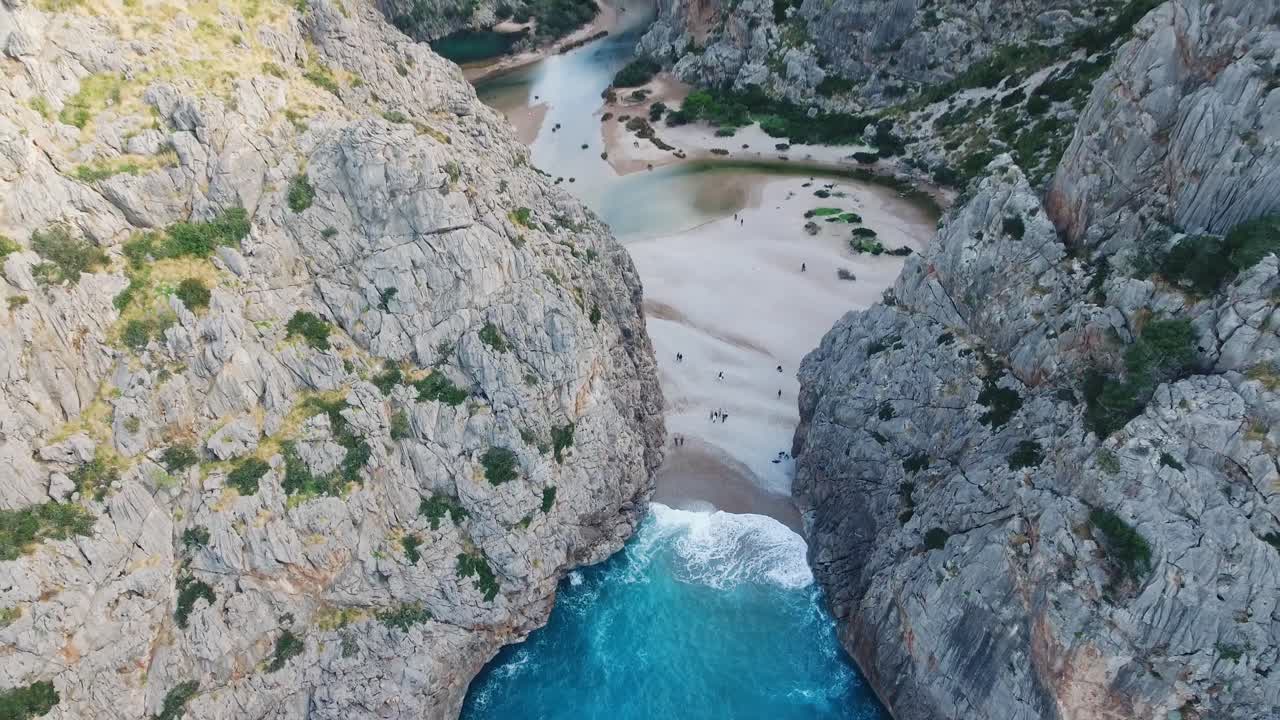 удивительные воздушные 4k кадры знаменитого пляжа sa calobra на западном побережье майорки в горах serra de tramuntana