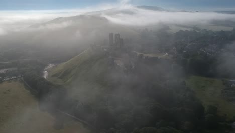 el ascensor del castillo de corfe revela la niebla.