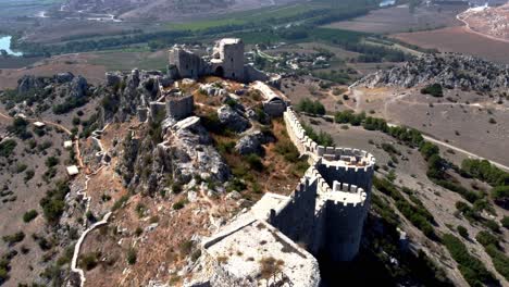 Castillos-De-Turquía:-Maravilla-Histórica:-Vista-Aérea-Del-Castillo-De-Yilan,-Majestuoso-Castillo:-Vista-Aérea-Desde-Una-Colina-Empinada