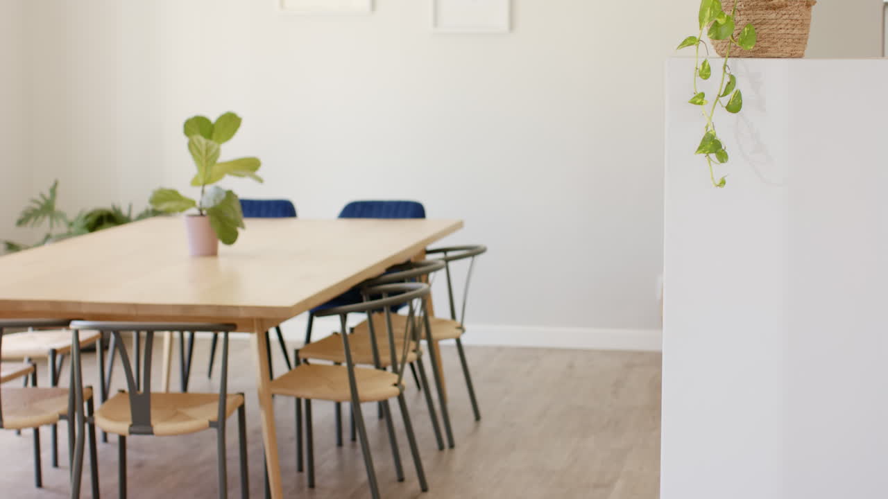 나무 프레임 에 둘러싸여 집 에 앉아 있는 고령 여성