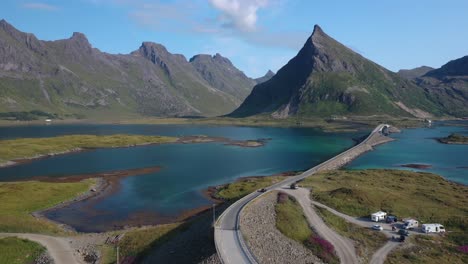 Vista-Aérea-De-La-Carretera-E10-Que-Conecta-Las-Islas-En-El-Pintoresco-Archipiélago-De-Lofoten,-Noruega