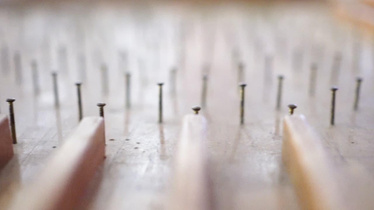 cerca de la mesa de pinball hecha de madera. las cuentas de vidrio rodan hacia abajo en la tabla de pinball. un juego jugado por un niño.