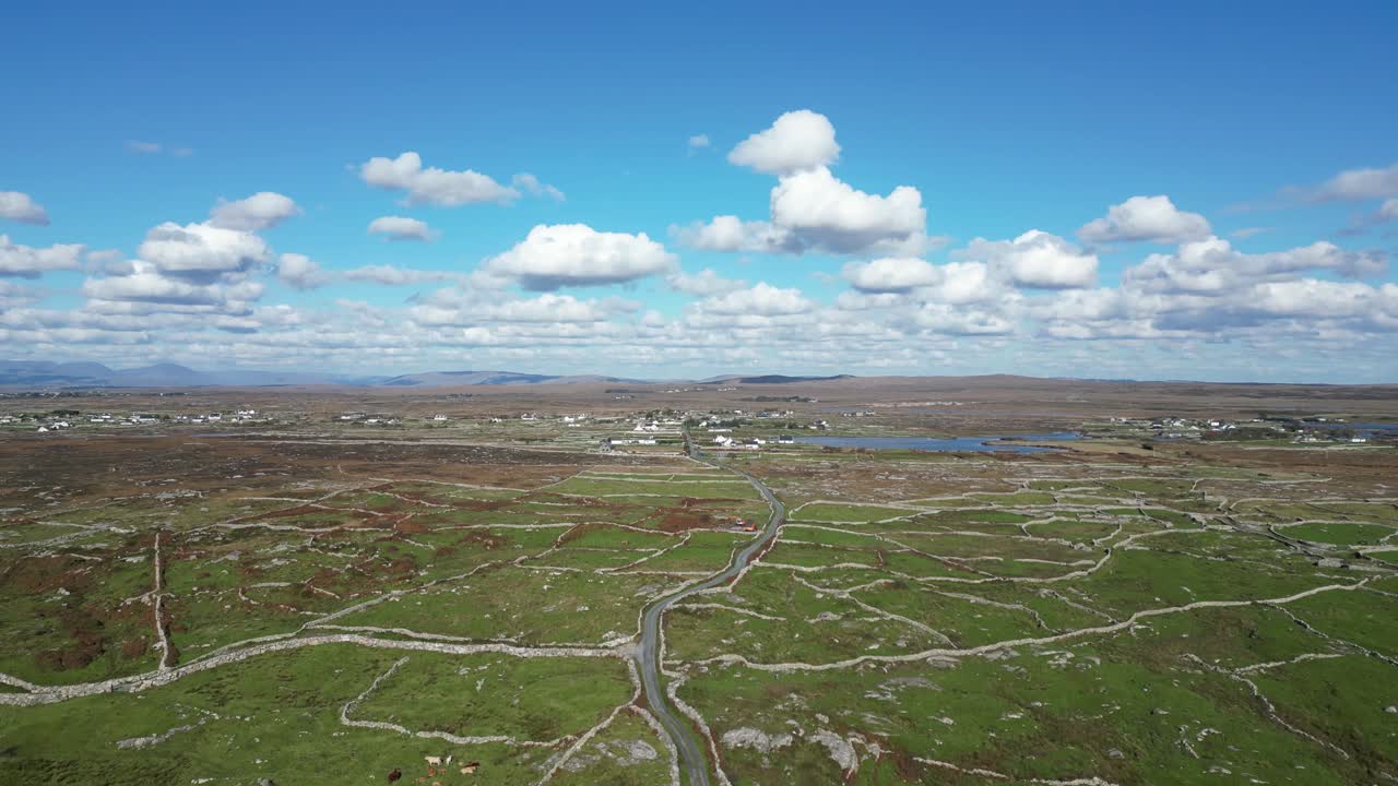 vista descendente de banraghbaun al sur en el condado de galway en un día despejado
